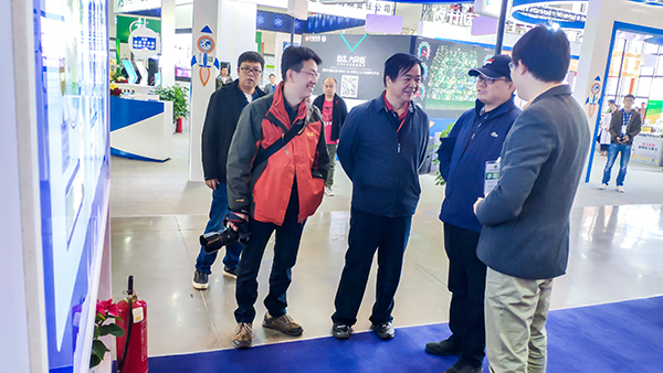 趙副市長(zhǎng)(右二)郭局長(zhǎng)(右三)馬處長(zhǎng)(右四)