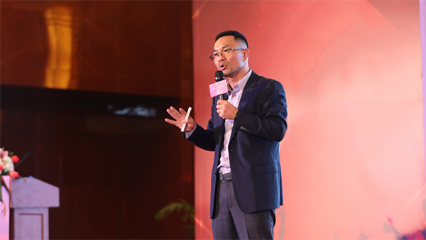 托普云農陳渝陽董事長上臺作重要講話
