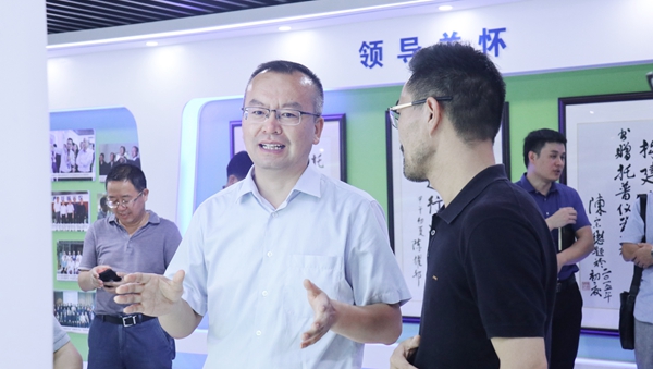 趙喜凱局長(zhǎng)現(xiàn)場(chǎng)參觀了托普云農(nóng)展廳