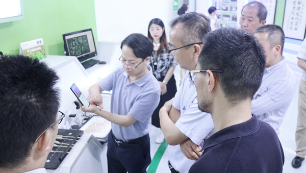 杭州市科技局局長(zhǎng)趙喜凱一行蒞臨托普云農(nóng)考察調(diào)研(圖1)